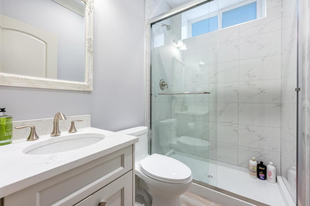 Vancouver Haven: Luxurious Private Bedroom Near Attractions Exterior foto